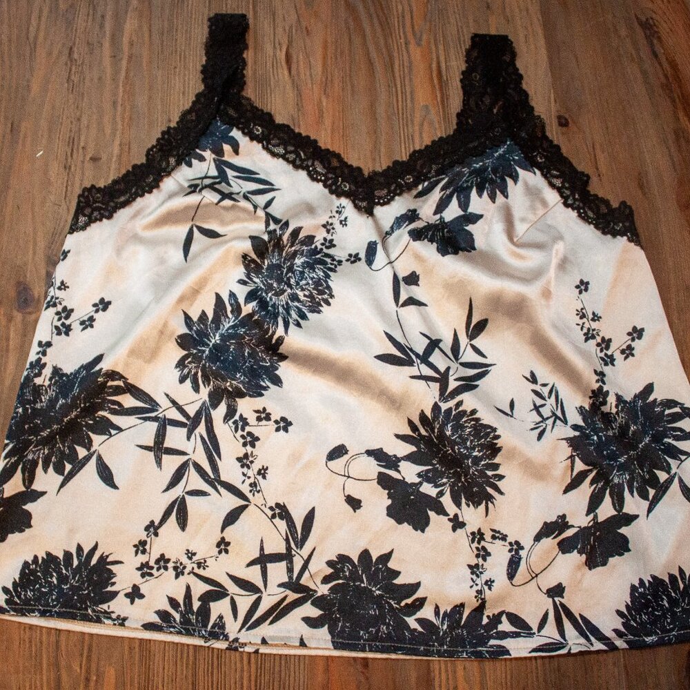 Chic black and white floral chemise with lace straps Size 2XL